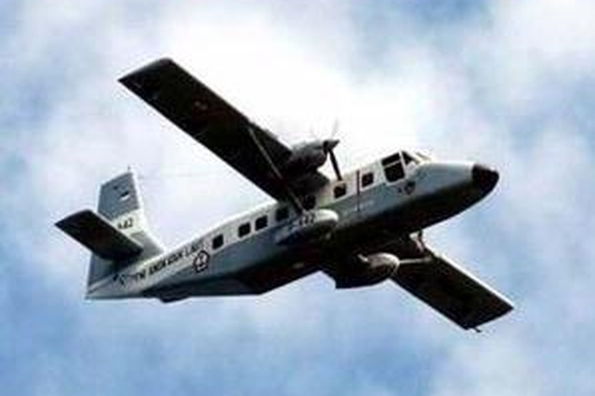 Pesawat Nomad melakukan patroli rutin melintas di sisi Barat Pulau Nipah yang berbatasan dengan Negara Singapore, Jumat (2/5). 