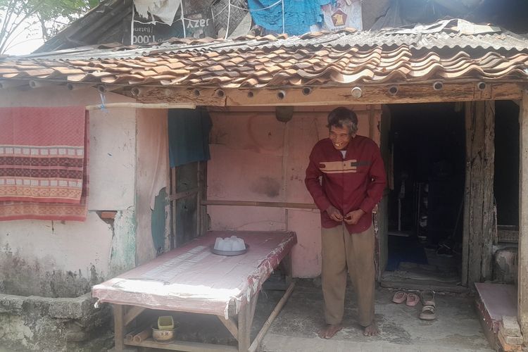 Amad (58), buruh tani yang rumahnya reyot di Karawang, Jawa Barat, Selasa (13/9/2025).