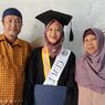 Kisah Putri Buruh Jahit Lulus Kuliah dari UNY dengan IPK Cumlaude