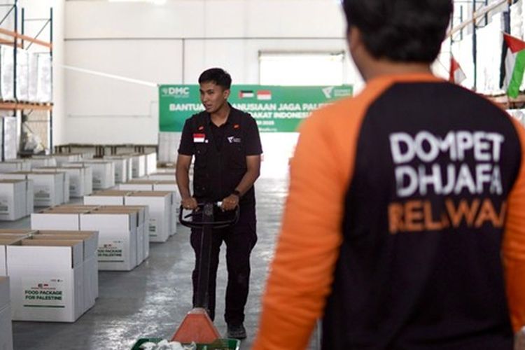 Tim kemanusiaan Dompet Dhuafa bersama KBRI Yordania dan relawan setempat mempersiapkan ribuan paket pangan untuk dikirimkan kepada warga Palestina, di Amman, Yordania, Senin (27/10/2025)