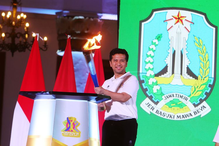 Wakil Gubernur Jawa Timur Emil Dardak saat menyulutkan api obor Pekan Olahraga Provinsi (Porprov) IX Jawa Timur 2025 di Titik Nol Kilometer di depan Gedung Negara Grahadi Surabaya, Minggu (22/6/2025) malam.