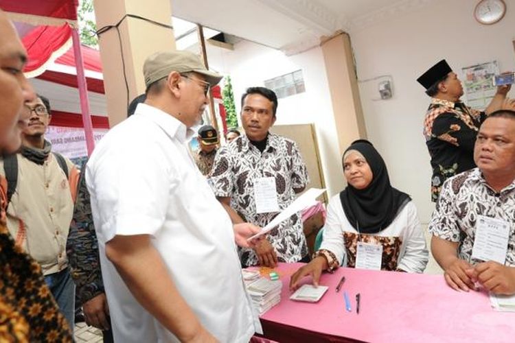 Wakil Gubernur Jawa Barat Deddy Mizwar memantau pelaksanaan PIlkada di Kabupaten Bekasi, Rabu (15/2/2017). Dalam pantauannya, Deddy melihat antusias warga desa dalam Pilkada lebih tinggi dibanding warga yang tinggal di perumahan.