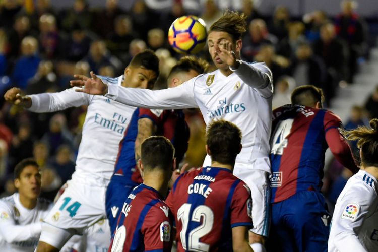 Sergio Ramos berduel memperebutkan bola di udara saat Real Madrid bertandang ke markas Levante dalam pertandingan La Liga, Sabtu (3/2/2018).