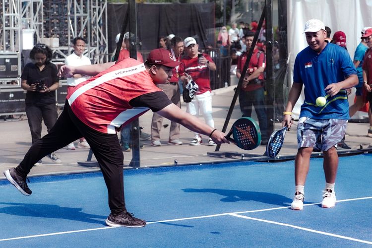 Perkumpulan Besar Padel Indonesia (PBPI) bergerak untuk memperkenalkan olahraga padel tenis di Indonesia. PBPI menginstalasi dua lapangan padel tenis agar masyarakat bisa menjajal langsung olahraga tersebut di Plaza Barat Gelora Bung Karno (GBK) pada Minggu (18/9/2023). 
 