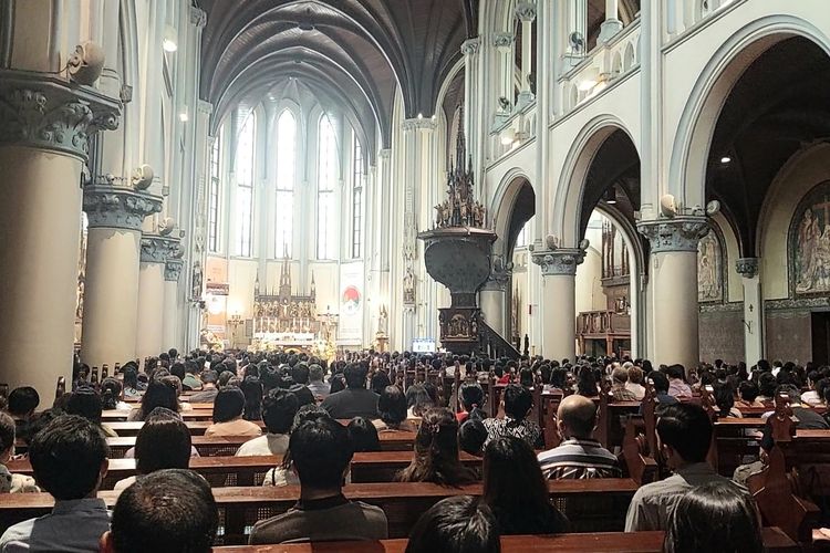 Ibadah Misa dalam peringatan Kenaikan Isa Almasih oleh ribuan umat, berlangsung khidmat di Gereja Katedral Jakarta, Jakarta Pusat, Kamis (26/5/2022)