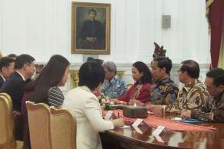 Presiden Joko Widodo saat menerima delegasi Partai Komunis China di Istana Merdeka, Rabu (13/4/2016).