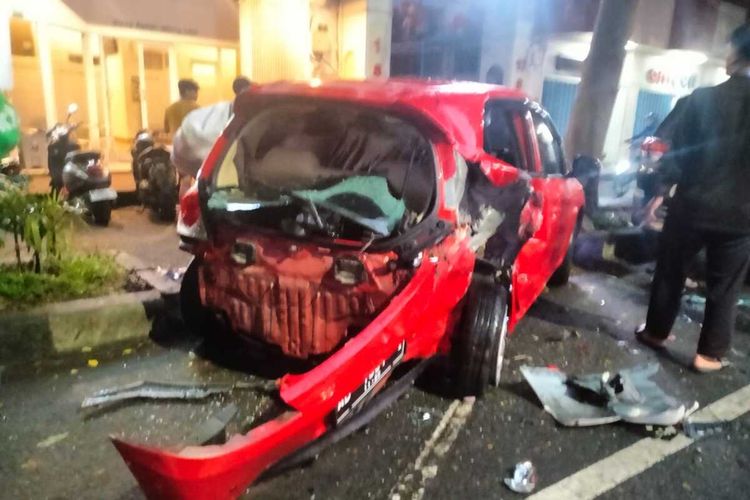 RINGSEK: Sebuah mobil terlihat ringsek lantaran terlibat kecelakaan di Jalan Slamet Riyadi, Kota Solo, Jawa Tengah (Jateng), Senin (5/2/2024).