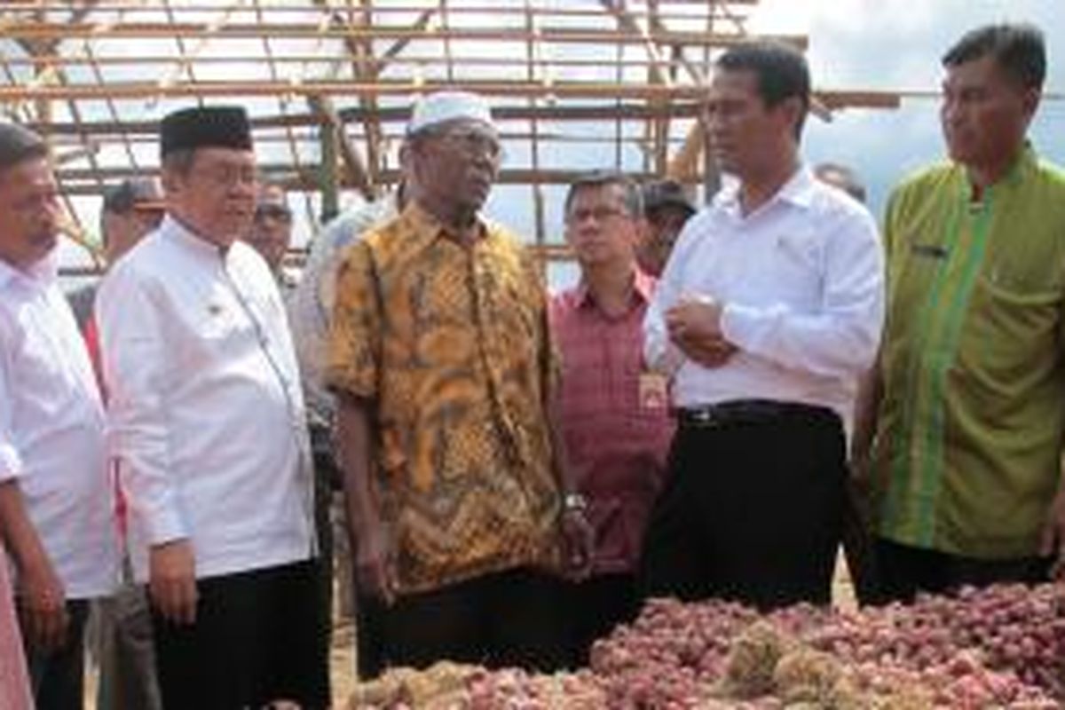 Menteri Pertanian (Mentan) Andi Amran Sulaiman, Jumat (19/6/2015). melakukan kunjungan kerja ke Kabupaten Bima, Nusa Tenggara Barat (NTB) untuk mengikuti panen raya bawang merah. Di Desa Jia, Kecamatan Sape, Kabupaten Bima