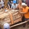 Viral, Pemakaman Warga Ini Petinya Diangkat Pakai Derek, Ini Penjelasan Camat