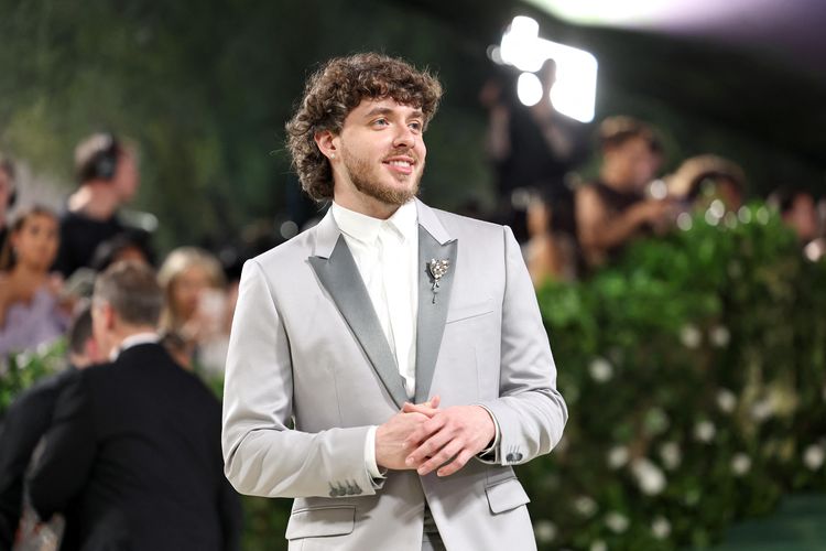 Penyanyi Jack Harlow saat menghadiri karpet merah Met Gala 2024 di New York, AS, Senin (6/5/2024).
