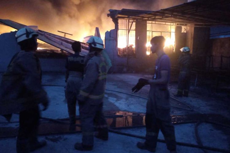 Petugas Pemadam kebakaran masih melakukan upaya pemadaman di pabrik korek api di Pakuhaji, Kabupaten Tangerang, Selasa (2/11/2021)