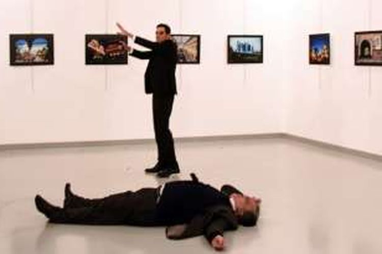 Dubes Rusia untuk Turki, Andrey Karlov tergeletak di samping pembunuhya yang masih mengacungkan senjata ke arah para tamu di sebuah eksebisi seni di Ankara, Senin (19/12/2016).