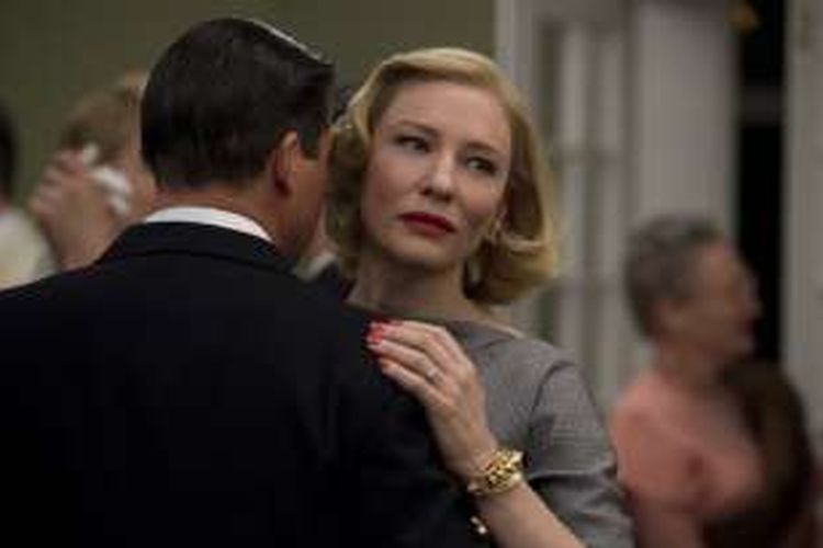 Aktris Cate Blanchett dan aktor Kyle Chandler dalam salah satu adegan di film Carol.