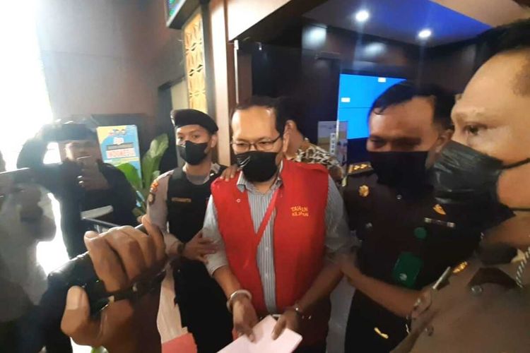 Vice Precident Bank Banten Satyavadin Djojosubroto (SDJ) saat dibawa menuju mobil tahanan setelah ditetapkan sebagi tersangka oleh penyidik Kejati Banten