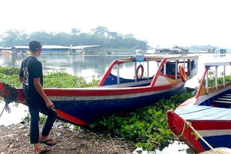 Pemilik perahu saat mangkal di perairan Waduk Saguling, blok Sayuran, Desa Mekarmukti, Kecamatan Cihampelas, Kabupaten Bandung Barat (KBB), Minggu (25/9/2022). 
