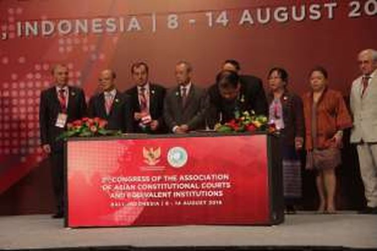 Mahkamah Konstitusi Indonesia Arief Hidayat bersama Ketua Delegasi AACC lainnya menandatangani Deklarasi Bali dan amandemen statuta pasal 5 dan 22, Jumat (12/8/2016). 