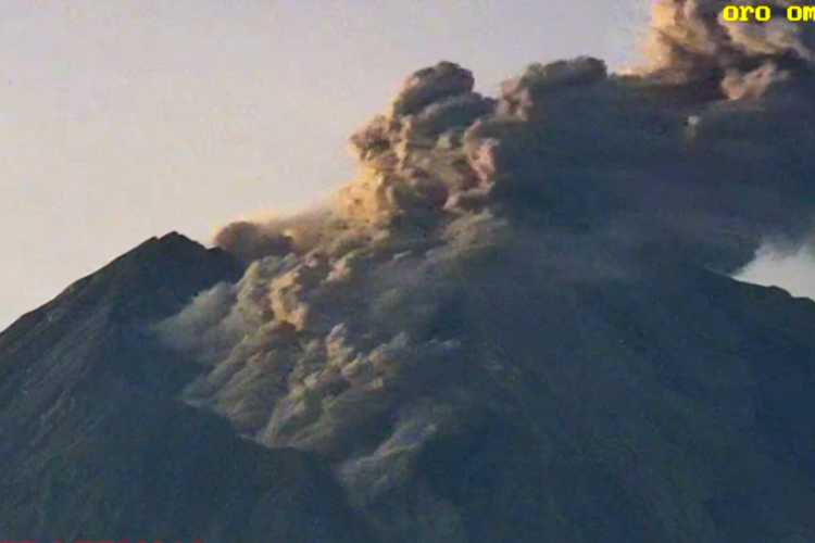 Tangkapan layar CCTV Semeru, Gunung Semeru kembali erupsi berupa guguran, Senin (18/12/2022)