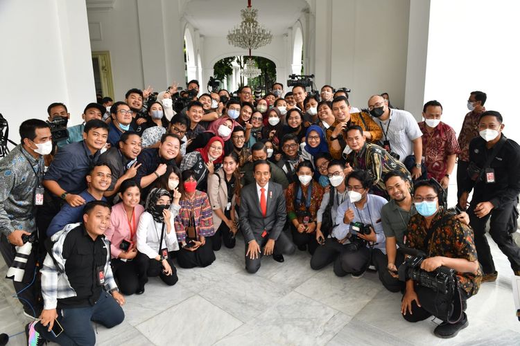 Presiden Joko Widodo berfoto bersama awak media yang bertugas di Istana setelah ia bertemu dengan Presiden Federasi Sepak Bola Internasional (FIFA) Gianni Infantino, Selasa (18/10/2022).