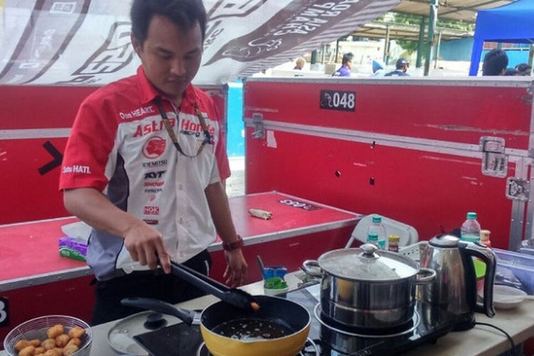 Salah satu anggota tim Honda memasak bahan makanan untuk tim dan ofisial AHRT di Sirkuit Madras, Chennai, India, Minggu (24/9/2017).