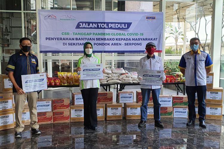 PT Bintaro Serpong Damai (BSD) dan PT Nippon Indosari Corpindo Tbk menyerahkan ribuan paket sembako dan roti kepada kepala RW 13, Kelurahan Jombang, Kecamatan Ciputat, Tangerang Selatan, Jumat (8/5/2020).

