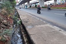 Saat Hujan, Genangan Kerap Bikin Macet Lalu Lintas di Jalan Inspeksi Saluran Kalimalang