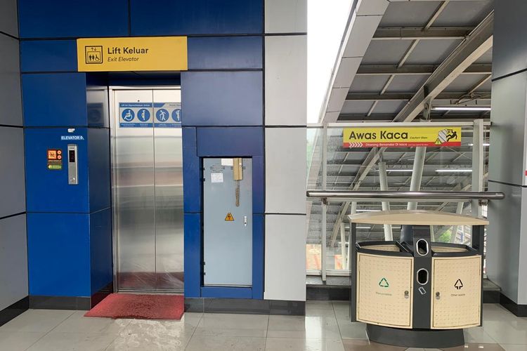 Fasilitas lift atau elevator di Stasiun Cakung, Jakarta Timur hanya tersedia untuk penumpang yang keluar masuk lewat Jalan I Gusti Ngurah Rai.