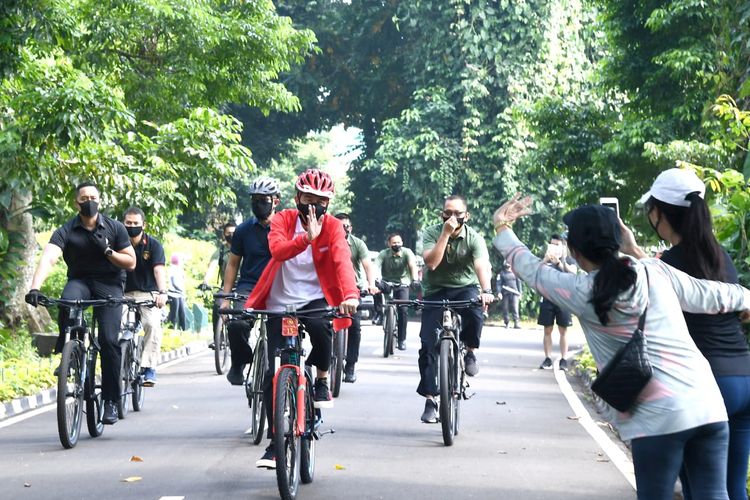 Presiden Joko Widodo memanfaatkan libur akhir pekan, Sabtu (15/8/2020), dengan berolahraga. Kali ini, Presiden memilih untuk bersepeda di area Istana Kepresidenan Bogor dan Kebun Raya Bogor.