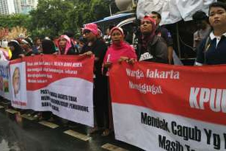 Massa yang menamakan diri sebagai Aliansi Gerakan Selamatkan Jakarta (GSJ) mendatangi Kantor KPU DKI Jakarta, Jalan Salemba Raya, Jakarta Pusat, Rabu (21/9/2016) sore, untuk melakukan aksi.