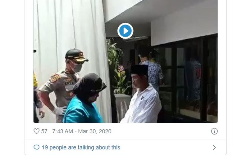 Sebuah video viral di media sosial memperlihatkan seorang polisi marah-marah terhadap seorang pria.
Dari penelusuran, ternyata polisi dalam video itu merupakan Kapolsek Kaliwates Kompol Edy Sudarto.
Edy memarahi penyelenggara arisan guru Madrasah Ibtidaiyah di Jalan Melati, Kelurahan Jember Kidul.