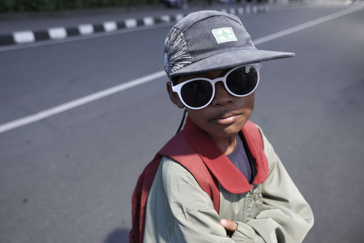 Boy asal Citayam berpose di kawasan Dukuh Atas, Jakarta, Rabu (20/7/2022).  Fenomena Citayam Fashion Week di kawasan Dukuh Atas mendadak viral karena gaya busana nyentik yang didominasi anak muda dari Depok, Citayam, dan Bojonggede.