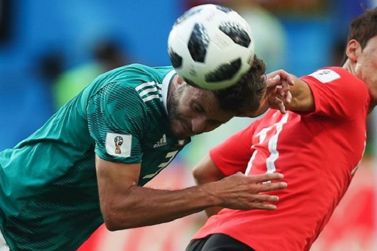 Hwang Hee-chan berduel dengan Jonas Hector pada pertandingan antara Korea Selatan dan Jerman di Grup F Piala Dunia 2018, 27 Juni 2018. 