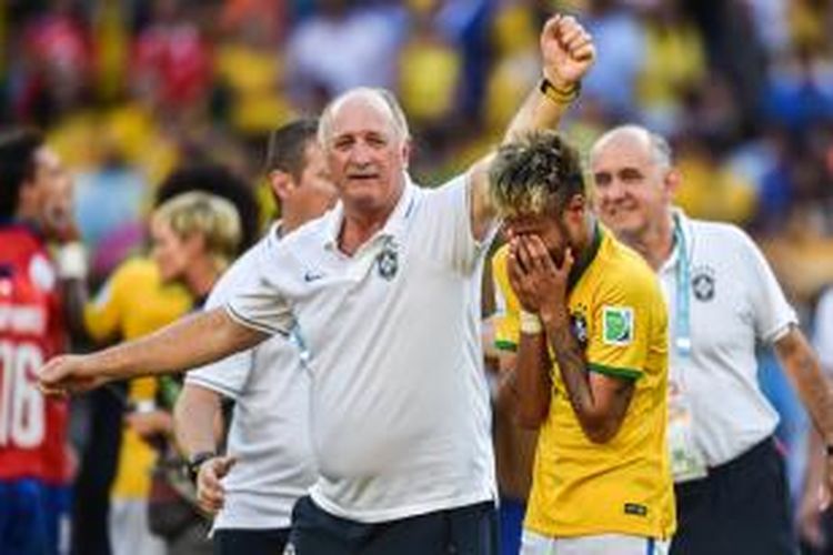 Reaksi penyerang Brasil, Neymar (kanan) dan pelatih Luiz Felipe Scolari (angkat tangan) pada akhir laga perdelapan final Piala Dunia 2014 melawan Cile di Mineirao Stadium di Belo Horizonte, 28 Juni 2014. Brasil menang lewat adu penalti setelah skor imbang 1-1.