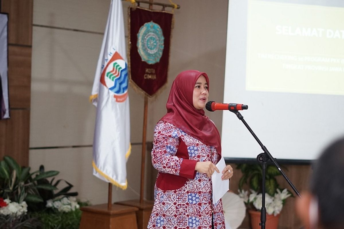 Wakil Ketua TP PKK Provinsi Jawa Barat Lina Marlina Ruzhan saat memberikan wejangan kepada kader PKK di Cimahi, Jumat (29/10/2021).