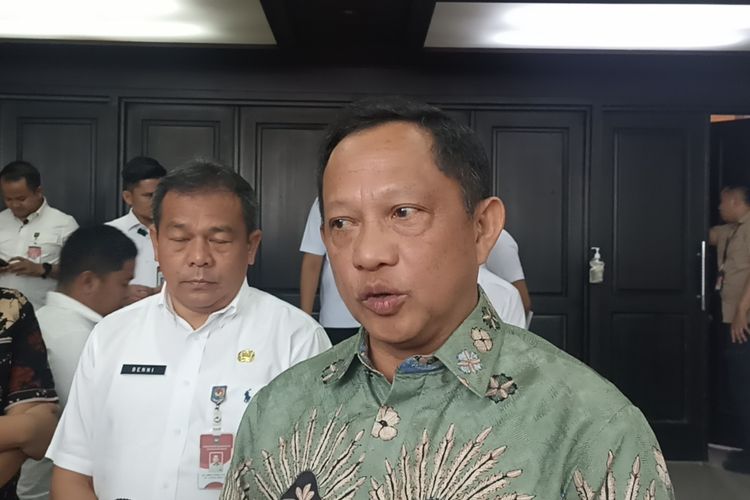 Menteri Dalam Negeri (mendagri) Jenderal (purn) Tito Karnavian saat ditemui di kantornya, Jakarta Pusat, menilai perencanaan anggaran Pemerintah Kabupaten (Pemkab) Garut, Jawa Barat yang mengalokasikan Rp 784 juta untuk perjalanan dinas ke luar negeri tidak beres, Rabu (13/9/2023).