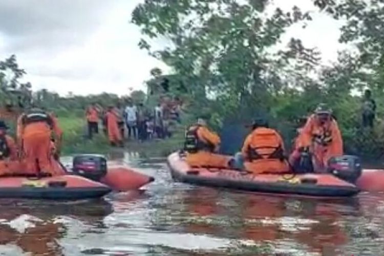 Tim SAR Gabungan Timika menggunakan dua perahu karet mencari seorang warga yang dilaporkan hilang akibat diterkam buaya.