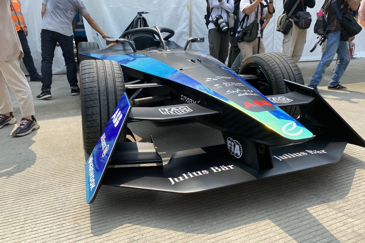 Mobil balap Formula E generasi ke-3 (Spark Gen3) yang digunakan di ajang Formula E Jakarta 