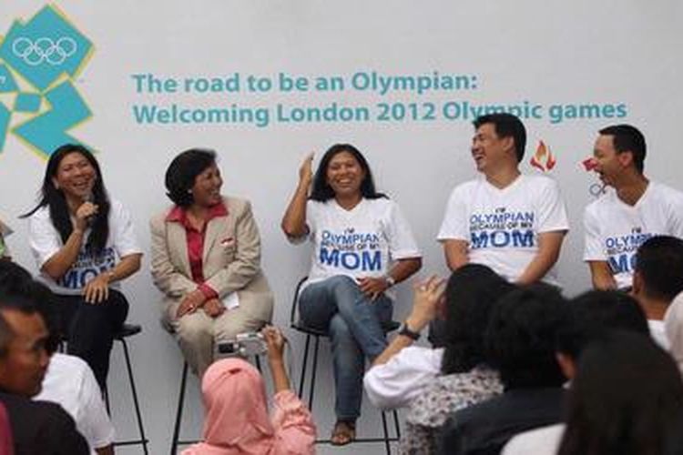 Ketua Umum Komite Olimpiade Indonesia, Rita Subowo (kedua dari kiri) berbincang dengan para mantan atlet yang pernah berpartisipasi di ajang olimpiade (dari kiri ke kanan) Susi Susanti, Yayuk Basuki, Alan Budikusuma, dan Richard Sam Bera dalam sebuah acara di Jakarta, Kamis (7/6/2012). Para mantan atlet olimpiade mendukung kiprah para atlet Indonesia yang akan berlaga di Olimpiade London 2012. KOMPAS/YUNIADHI AGUNG
