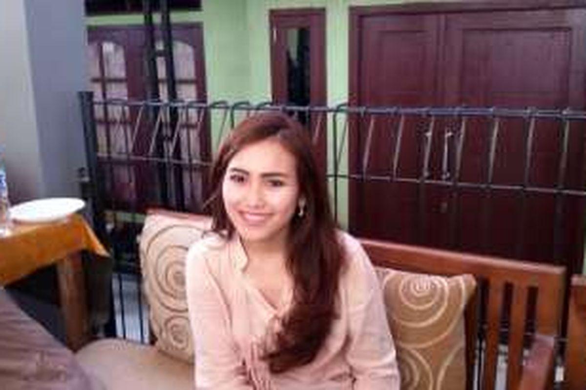 Pedangdut Ayu Ting Ting saat ditemui di kediamannya di kawasan Depok, Jawa Barat, Senin (12/9/2016).