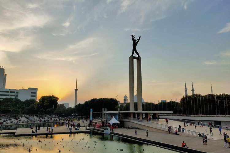 Sore di Lapangan Banteng, salah satu tempat wisata dekat Stasiun Gambir.