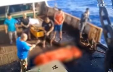 Sebuah tangkapan layar dari video yang dipublikasikan media Korea Selatan MBC memperlihatkan, seorang awak kapal tengah menggoyang sesuatu seperti dupa di depan kotak yang sudah dibungkus kain berwarna oranye. Disebutkan bahwa kotak tersebut merupakan jenazah ABK asal Indonesia yang dibuang ke tengah laut oleh kapal asal China.
