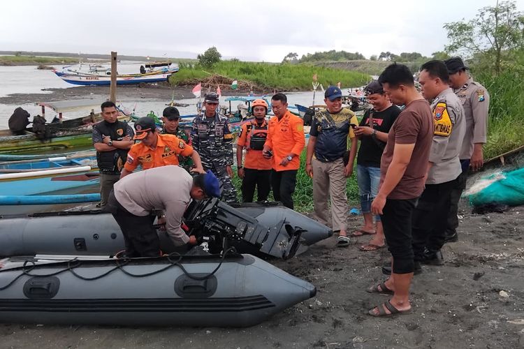 Proses pencarian Ikbal Khoirul Anwar, pelajar yang hanyut di Sungai Tanggul Desa Paseban Kabupaten Jember, Jawa Timur, Sabtu (17/1/2026).