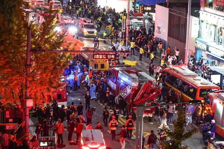 Tim penyelamat memindahkan orang-orang yang terluka di distrik Itaewon Seoul pada Minggu, 30 Oktober 2022, setelah sekitar 50 orang dilaporkan mengalami serangan jantung akibat terinjak-injak selama pesta Halloween.