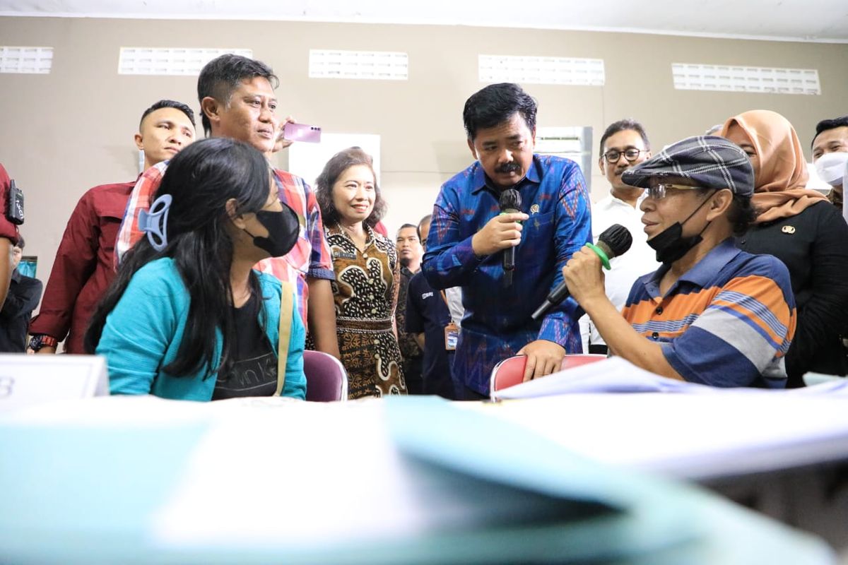 Menteri ATR/Kepala BPN Hadi Tjahjanto pun turut menyaksikan proses uang ganti rugi proyek tol tersebut sebesar Rp 136 miliar kepada enam perwakilan masyarakat.
