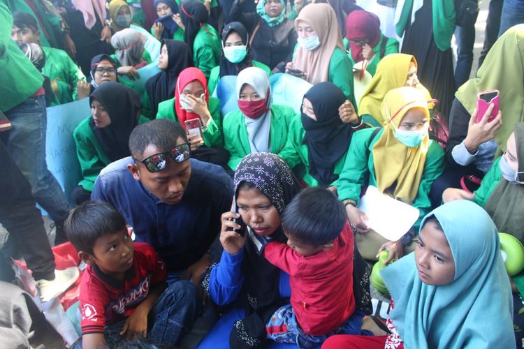 Mursidah, usai mendengar putusan hakim di Pengadilan Negeri Lhokseumawe, Selasa 95/11/2019)