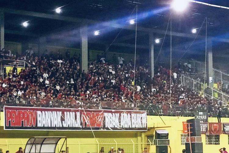 Ribuan suporter PSM Makassar memenuhi stadion sejak sore untuk menyaksikan pertandingan terakhir Liga 1 2022-2023 melawan Borneo FC di Stadion Gelora BJ Habibie Parepare, Minggu (16/4/2023) malam. PSM Makassar mengunci juara sejak pekan ke-32 usai menang melawan Madura United, Jumat (31/3/2023) lalu.  Terkini, laga PSM vs Dewa United tercoreng karena muncul keributan suporter.