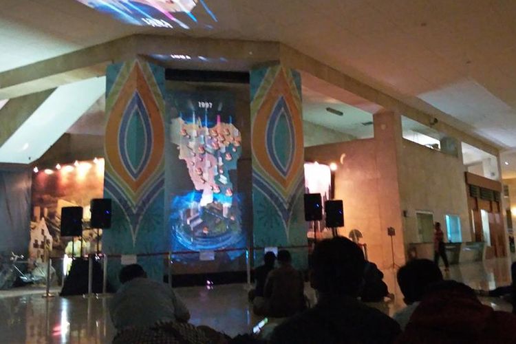 Pertunjukan hologram sejarah Jakarta di Monas, Jakarta Pusat, Rabu (24/7/2019).