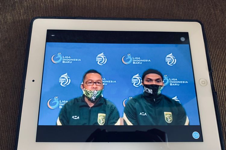 Pelatih Persebaya Surabaya AJi Santoso (kiri) dan pemain Rachmat Irianto melakukan prescon virtual jelang laga melawan Borneo FC pada Pekan 1 Liga 1 2021-2022, Jumat (3/9/2021) siang.
