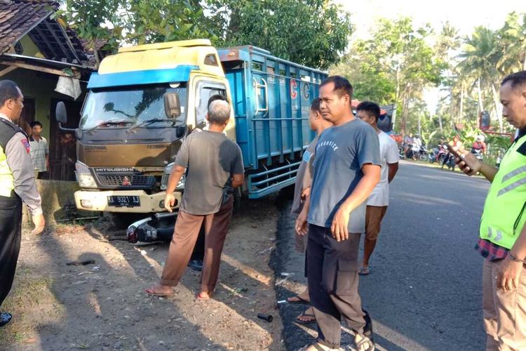 Warga mendatangi tempat kejadian tabrakan truk dengan motor di Pedukuhan II, Kalurahan Pleret, Kapanewon Panjatan, Kabupaten Kulon, Progo Daerah Istimewa.