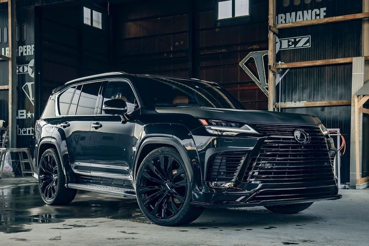 Modifikasi Lexus LX 600 dengan body kit dari Liberty Walk