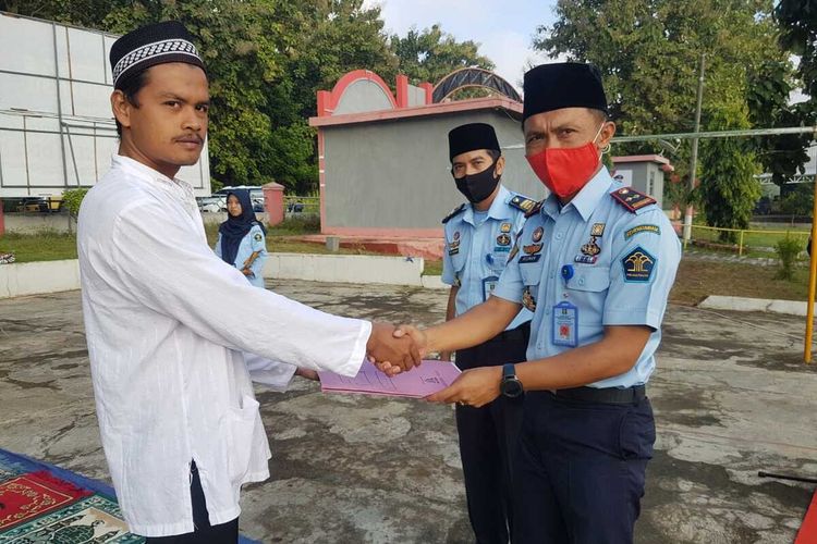 Penyerahan remisi napi Nusakambangan, Cilacap, Jawa Tengah, Minggu (24/5/2020).